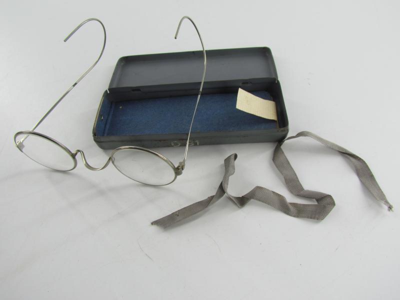 Wehrmacht 'Dienstbrille' in Container