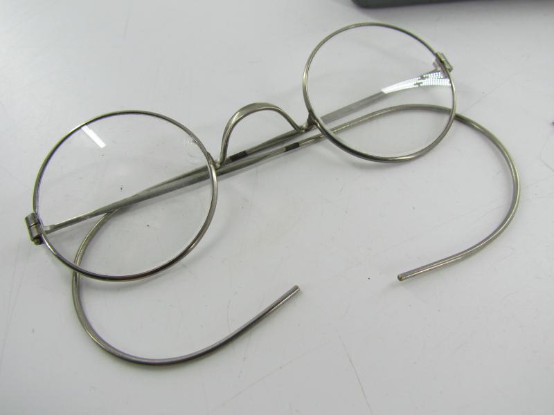 Wehrmacht 'Dienstbrille' in Container