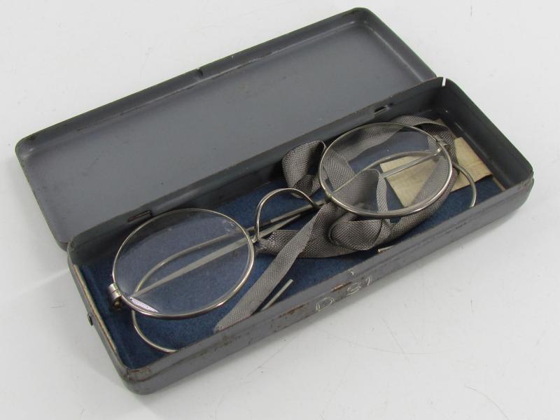 Wehrmacht 'Dienstbrille' in Container