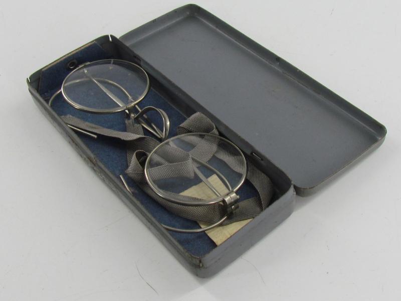 Wehrmacht 'Dienstbrille' in Container