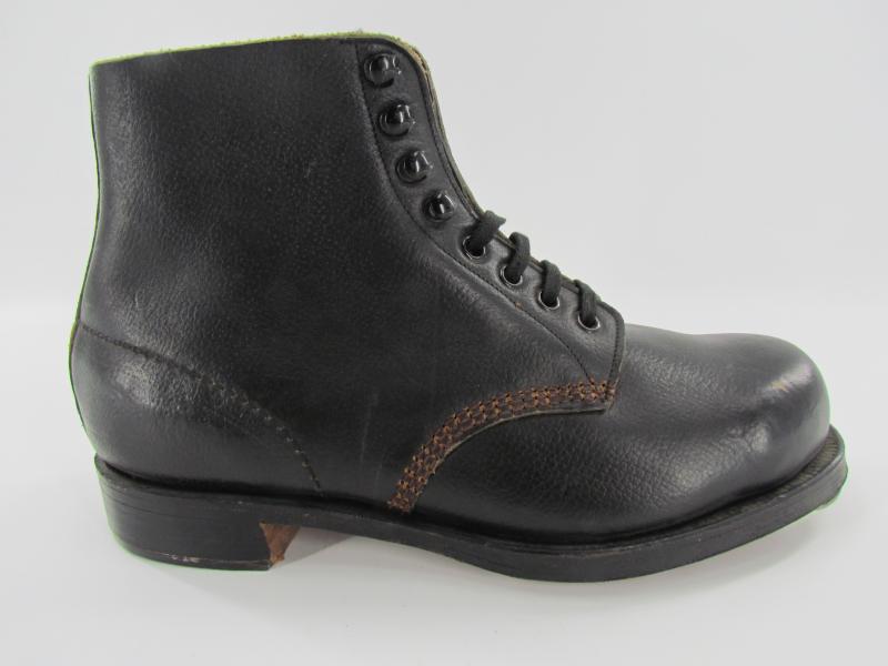Low Boots ( Schnurschuhe ) with hobnails