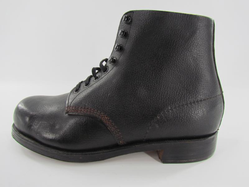 Low Boots ( Schnurschuhe ) with hobnails