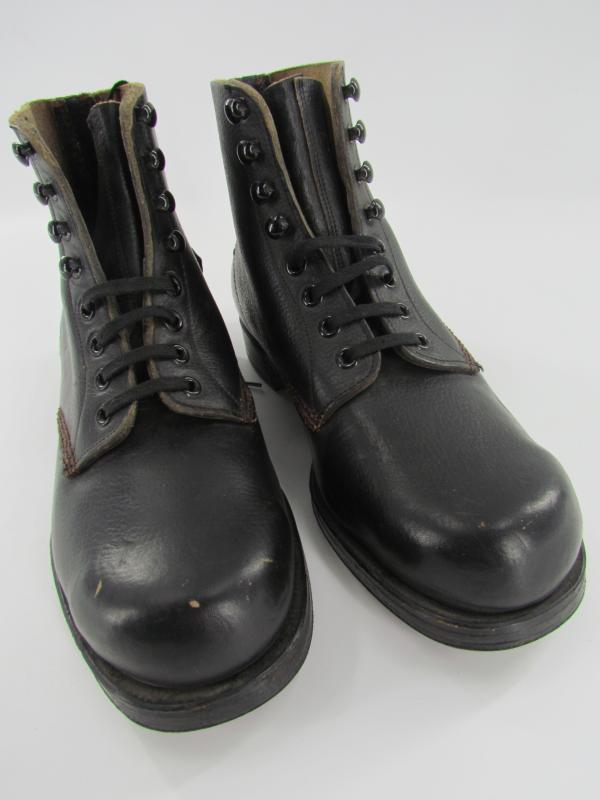 Low Boots ( Schnurschuhe ) with hobnails