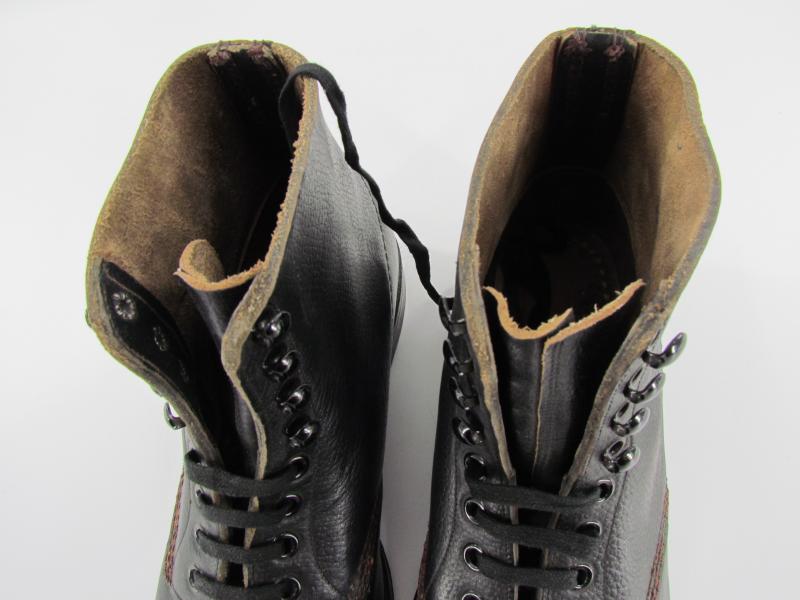 Low Boots ( Schnurschuhe ) with hobnails