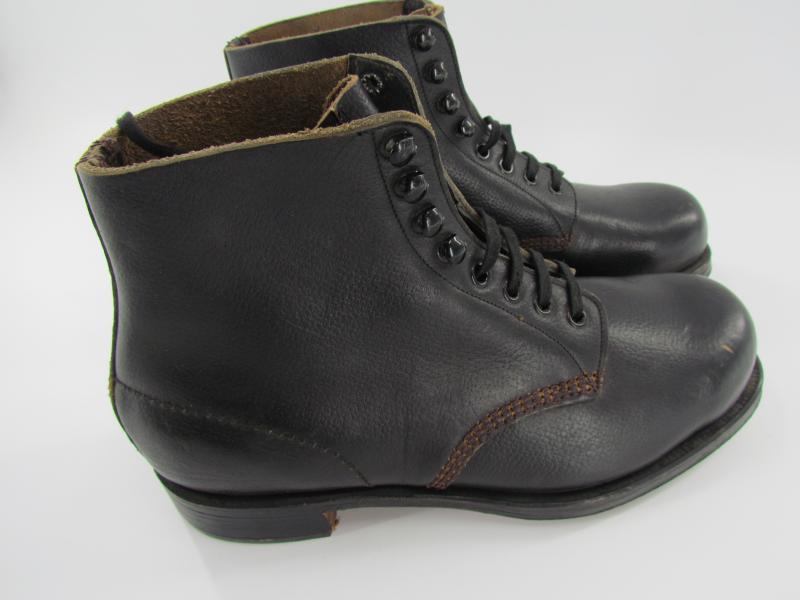 Low Boots ( Schnurschuhe ) with hobnails