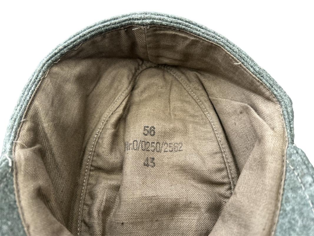 M43 Army (Heer) EM/NCO Field Cap ‘Einheitsfeldmütze’ with RBNr.