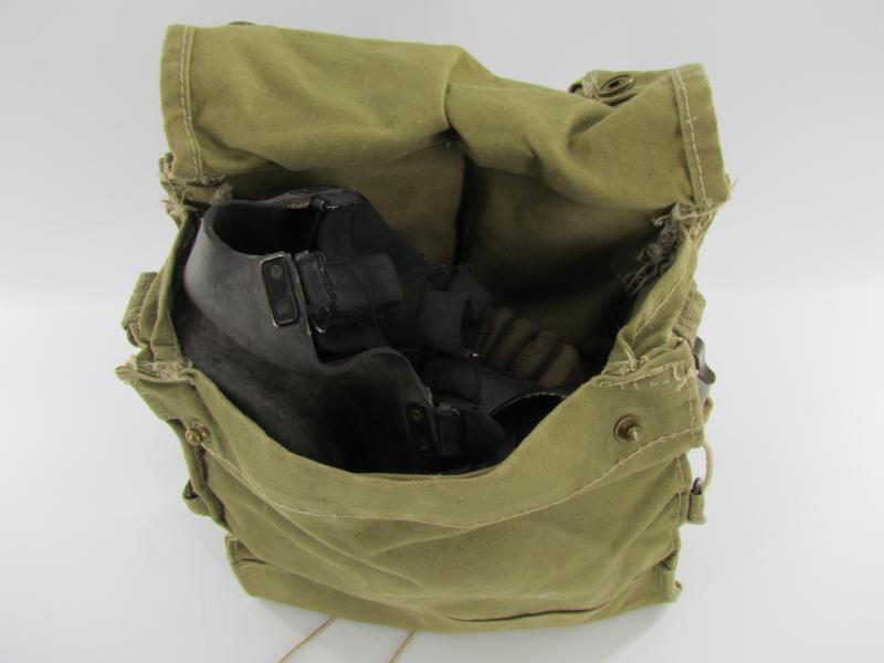 British WWII early type Gasmask in Pouch