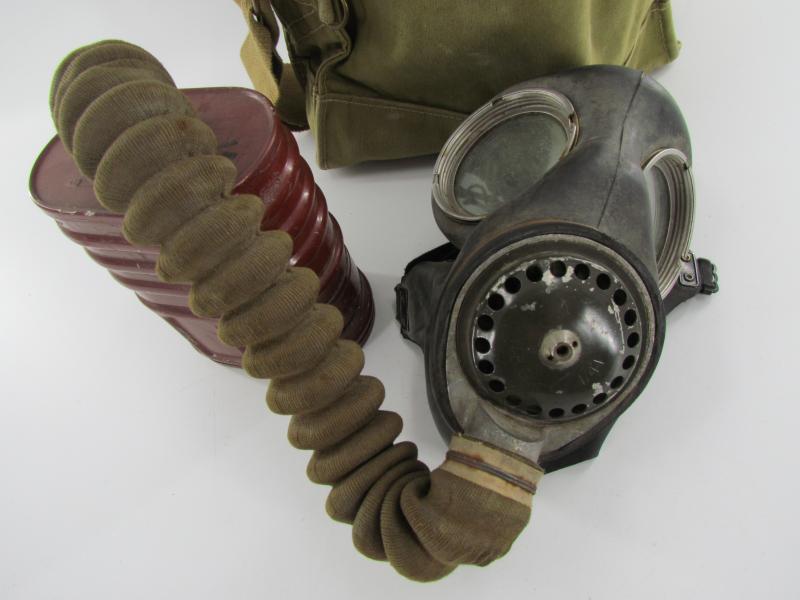 British WWII early type Gasmask in Pouch