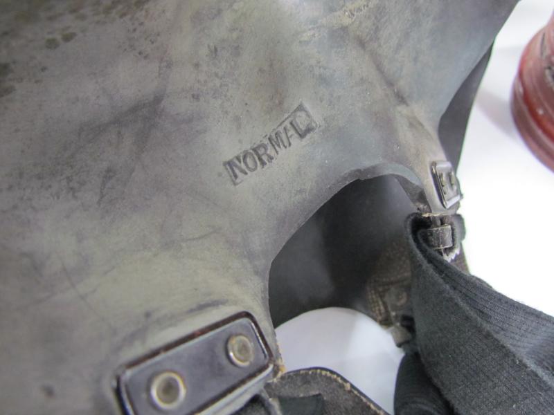 British WWII early type Gasmask in Pouch