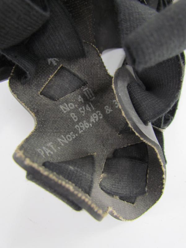 British WWII early type Gasmask in Pouch