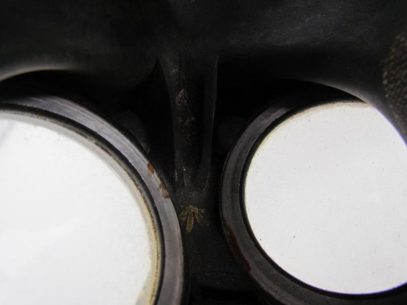 British WWII early type Gasmask in Pouch