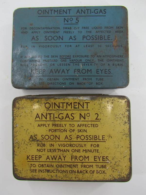 British WWII early type Gasmask in Pouch