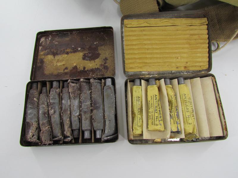 British WWII early type Gasmask in Pouch