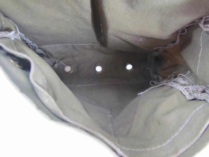 British WWII early type Gasmask in Pouch