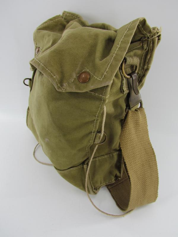 British WWII early type Gasmask in Pouch