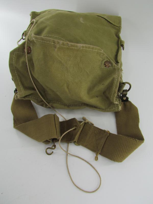 British WWII early type Gasmask in Pouch