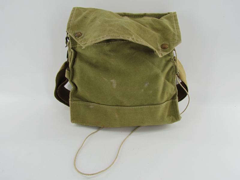 British WWII early type Gasmask in Pouch