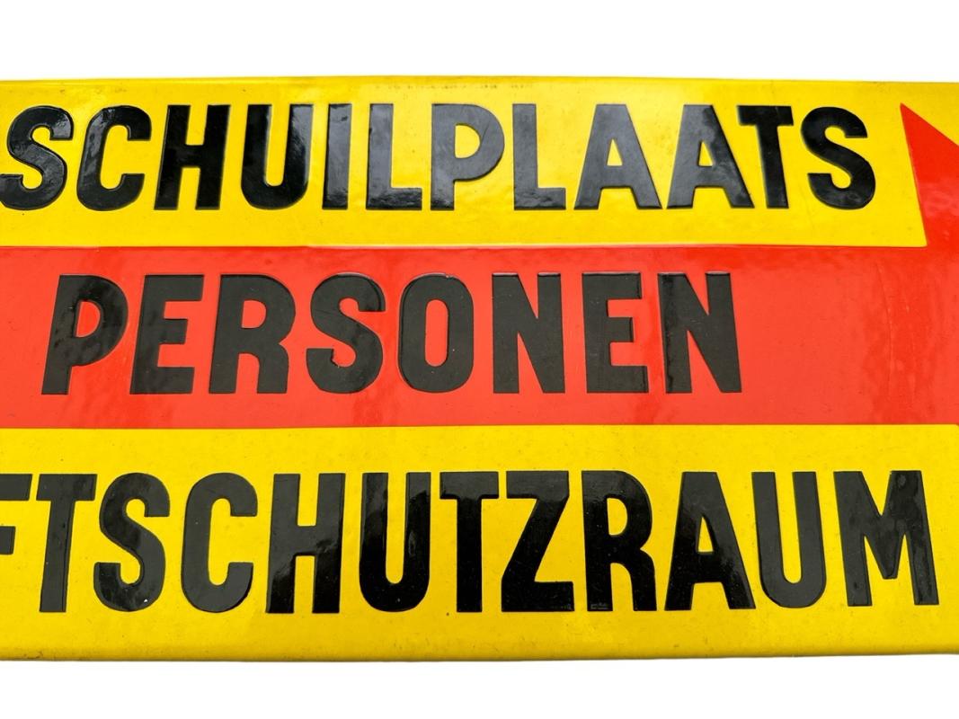 Naar schuilplaats ( 'Zum Luftschutzraum' ) Enamel Sign