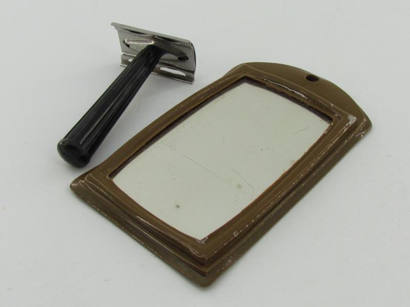 US WWII Shaving Mirror + Razor