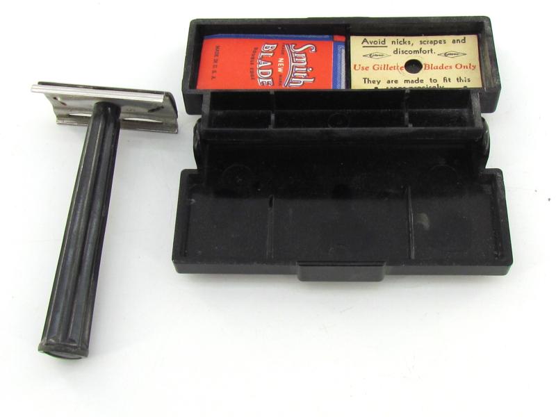 US WWII Gilette Safety Razor Set in Case