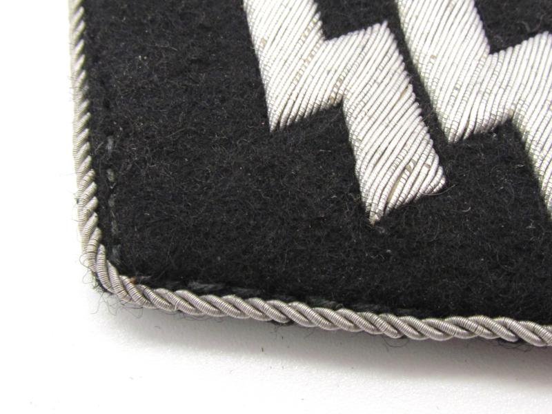 Waffen-SS ‘Untersturmführer’ officer collar tab set
