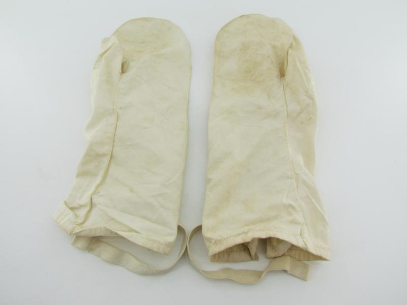 US WWII  white over mittens dated 1945