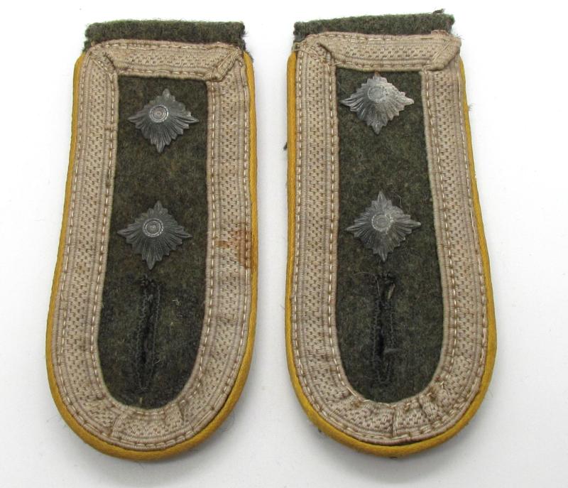 Wehrmacht (Heer) M43 Signals ‘Oberfeldwebel' shoulder boards