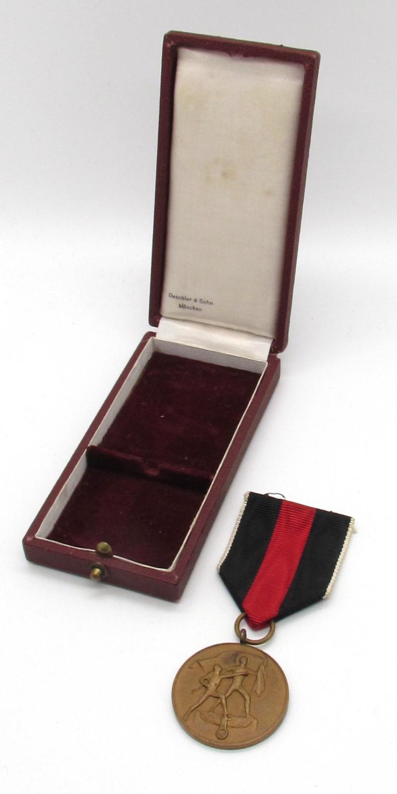 Cased '1 Oktober 1938' Medal ( Deschler )