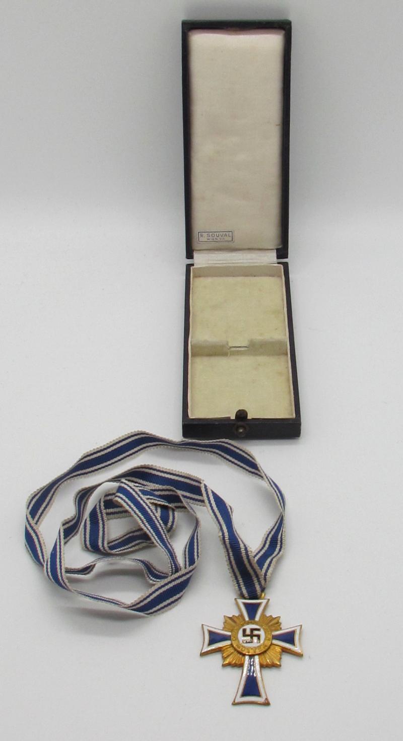 Mother’s cross in gold with box ( R. Souval )