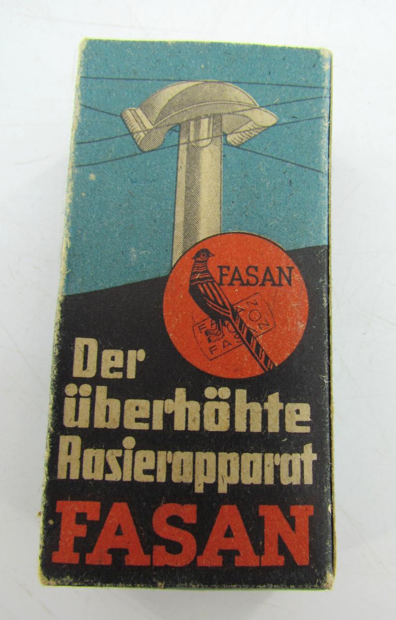 Pressed plastic razor 